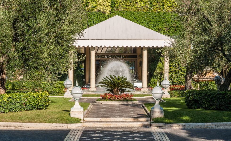 Rome Cavalieri, Entrance