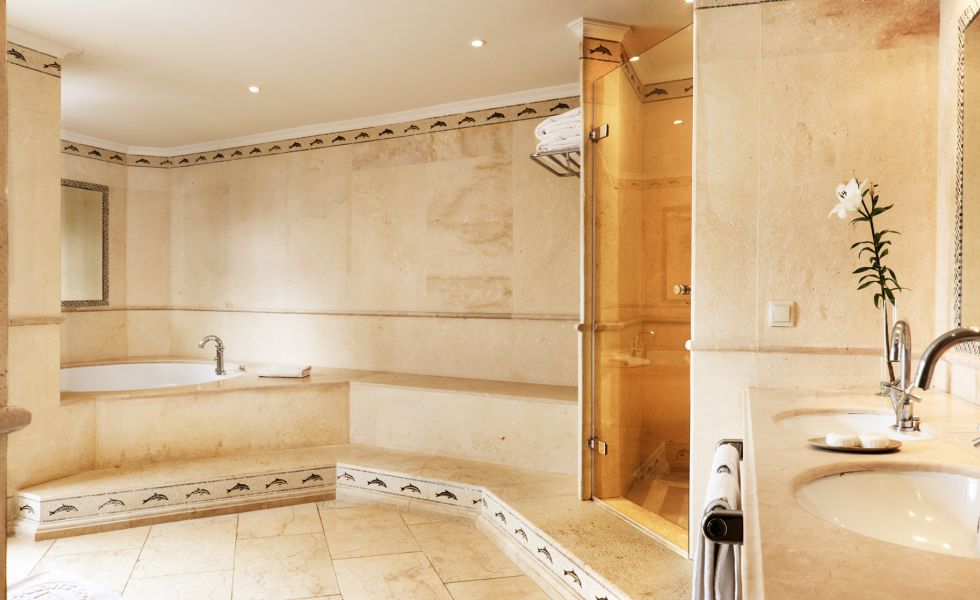 Puente Romano, Grand Junior Suite Bathroom
